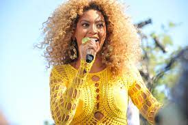 beyonce singing into microphone