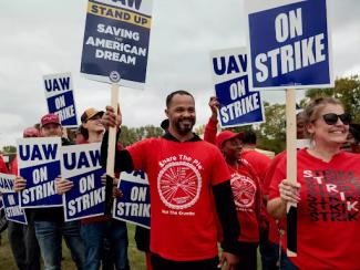 uaw strikers holding signs